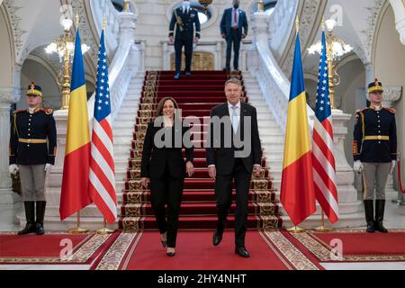 Bukarest, Rumänien. 11. März 2022. Die US-Vizepräsidentin Kamala Harris steht nach bilateralen Gesprächen im Cotroceni-Palast am 11. März 2022 in Otopeni, Rumänien, mit dem rumänischen Präsidenten Klaus Iohannis rechts zusammen. Harris besuchte Rumänien, um mit NATO-Verbündeten über die Krise in der Ukraine zu diskutieren. Kredit: Lawrence Jackson/Weißes Haus Foto/Alamy Live Nachrichten Stockfoto