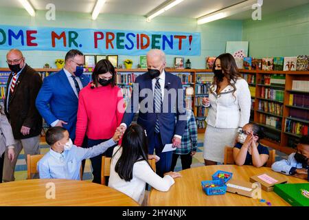 Philadelphia, Usa. 11. März 2022. US-Präsident Joe Biden schüttelt sich bei einem Besuch der Luis Munoz Marin Elementary School am 11. März 2022 in Philadelphia, Pennsylvania, die Hände mit Schülern in einem Klassenzimmer. Bild: Adam Schultz/White House Photo/Alamy Live News Stockfoto