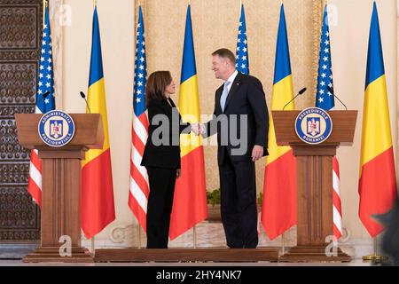 Bukarest, Rumänien. 11. März 2022. US-Vizepräsidentin Kamala Harris schüttelt nach einer gemeinsamen Pressekonferenz im Cotroceni-Palast am 11. März 2022 in Otopeni, Rumänien, die Hände mit dem rumänischen Präsidenten Klaus Iohannis, rechts. Harris besuchte Rumänien, um mit NATO-Verbündeten über die Krise in der Ukraine zu diskutieren. Kredit: Lawrence Jackson/Weißes Haus Foto/Alamy Live Nachrichten Stockfoto
