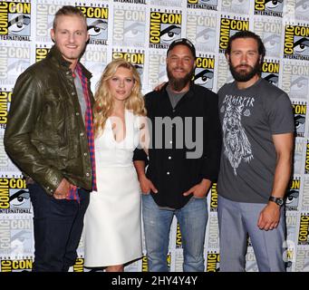 Alexander Ludwig, Katherine Winnick, Travis Fimmel, Clive Stande bei der Comic-Con 2014 in San Diego, Kalifornien. Stockfoto