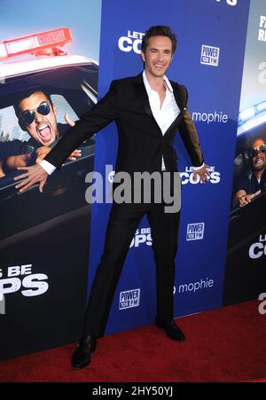 James D'Arcy bei der Premiere von „Let's Be Cops“ im Cinerama Dome in Los Angeles, USA. Stockfoto