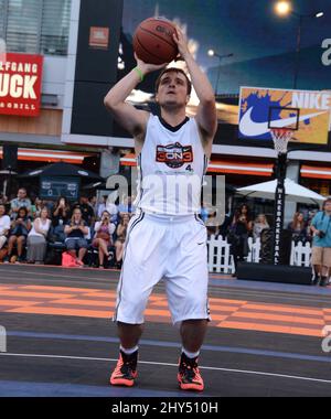 Josh Hutcherson Teilnahme an der 3. jährlichen Josh Hutcherson Celebrity Basketball-Spiel profitieren gerade, aber nicht eng auf der Nokia Plaza in Los Angeles, Kalifornien statt. Stockfoto