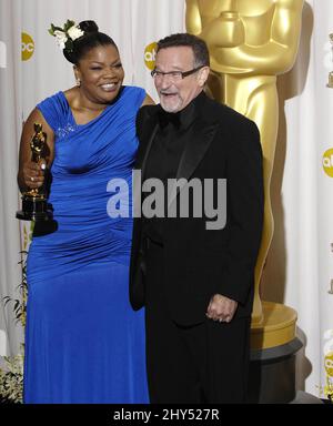 DATEI-FOTO: Robin Williams stirbt mit 63 Jahren. Mo'Nique und Robin Williams während der Academy Awards 82., die am 7. März 2010 im Kodak Theatre in Los Angeles verliehen wurden. Foto: Michael Germana / Star Max Stockfoto