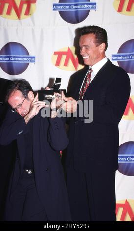 DATEI-FOTO: Robin Williams stirbt mit 63 Jahren. Arnold Schwarzenegger und Robin Williams Stockfoto