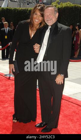 DATEI-FOTO: Robin Williams stirbt mit 63 Jahren. 21. August 2010 Los Angeles, Ca. Robin Williams, Valerie Velardi 2010 Primetime Creative Arts Emmy Awards im Nokia Theater L.A. Live AFF-USA.COM Stockfoto