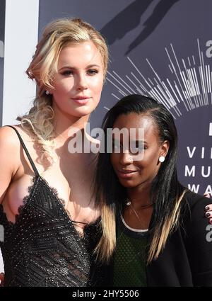 Irland Baldwin und Angel Haze kommen bei den MTV Video Music Awards 2014 im Forum an Stockfoto