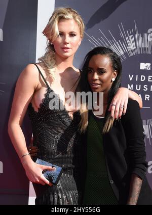 Irland Baldwin und Angel Haze kommen bei den MTV Video Music Awards 2014 im Forum an Stockfoto