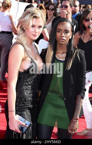 Irland Baldwin und Angel Haze kommen bei den MTV Video Music Awards 2014 im Forum an Stockfoto