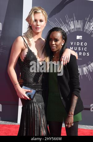 Irland Baldwin und Angel Haze kommen bei den MTV Video Music Awards 2014 im Forum an Stockfoto