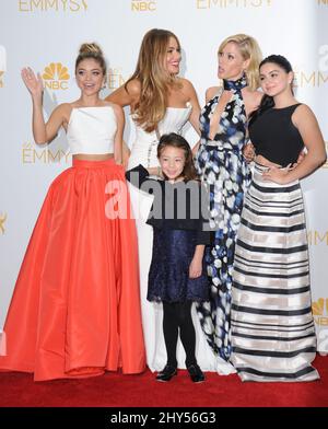 Sarah Hyland, Sofia Vergara, Julie Bowen, Ariel Winter und Aubrey Anderson-Emmons im Presseraum bei den Primetime Emmy Awards 66., die im Nokia Theater L.A. abgehalten wurden Leben in Los Angeles, USA. Stockfoto