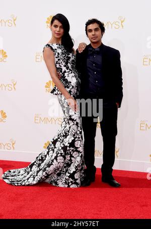 Kunal Nayyar & Neha Kapur bei der Ankunft bei den EMMY Awards 2014, Nokia Live, Los Angeles. Stockfoto