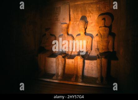 Die Naos des Großen Tempels Abu Simbel Ägypten Statuen von Ptah, Amun-Ra, Ramses II und Ra-Horakhty Stockfoto