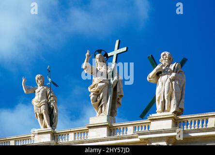 Rom Italien Vatikanstadt Petersdom mit Statuen von Christus dem Erlöser, flankiert von Johannes dem Täufer und dem Heiligen Andreas Stockfoto