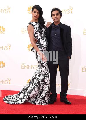 Kunal Nayyar und Neha Kapur bei der Ankunft bei den EMMY Awards 2014, Nokia Live, Los Angeles. Stockfoto