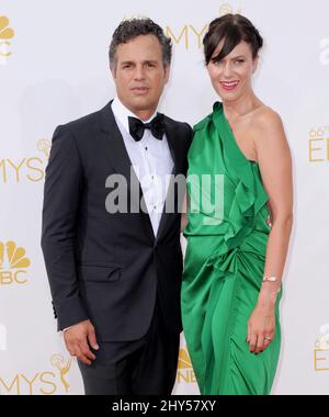 Mark Ruffalo und Sunrise Coigney bei der Ankunft bei den Primetime Emmy Awards 66. im Nokia Theater L.A. Leben in Los Angeles, USA. Stockfoto