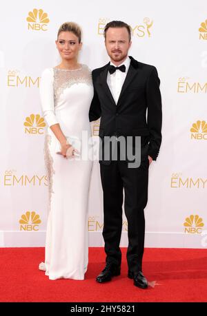 Aaron Paul und Lauren Parsekian bei der Ankunft bei den EMMY Awards 2014, Nokia Live, Los Angeles. Stockfoto