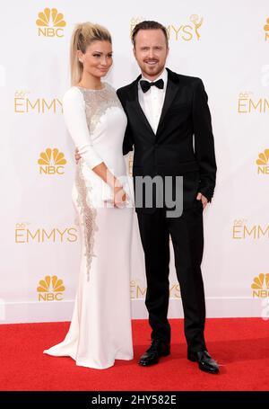 Aaron Paul und Lauren Parsekian bei der Ankunft bei den EMMY Awards 2014, Nokia Live, Los Angeles. Stockfoto