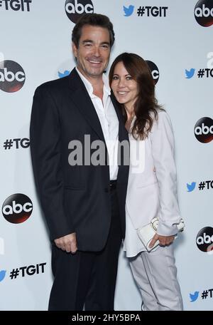 Jon Tenney, Leslie Urdang bei der #TGIT Premiere Event von ABC's Grey's Anatomy, Scandal & How to Get Away with Murder im Palihouse in Los Angeles, Kalifornien. Stockfoto