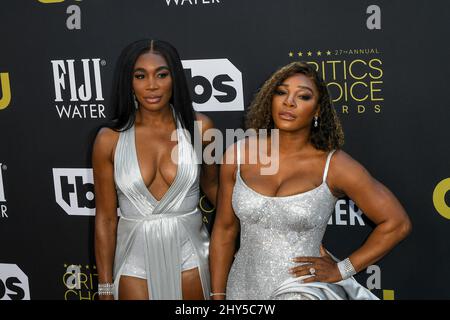 Los Angeles, Kalifornien, USA. 13. März 2022. Venus Williams und Serena Williams nehmen am 13. März 2022 an den jährlichen Critics Choice Awards 27. im Fairmont Century Plaza in Los Angeles, Kalifornien, Teil. Foto: Casey Flanigan/imageSPACE/MediaPunch Credit: MediaPunch Inc/Alamy Live News Stockfoto