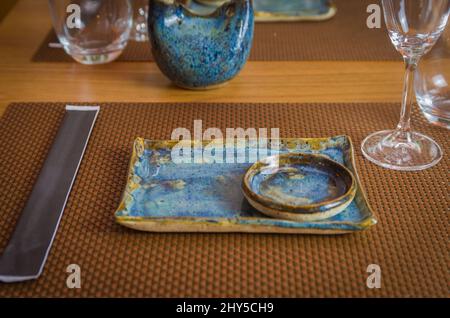 Schöner leerer Tisch mit Schablonen zum Servieren von Sushi, japanisches Essen. Stockfoto