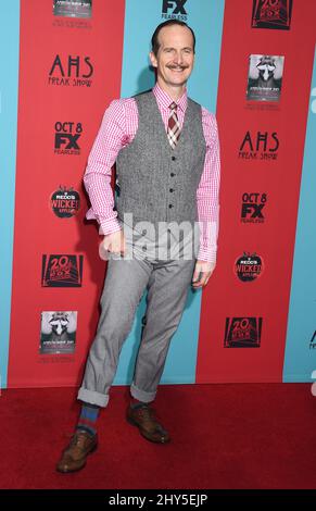 Denis O'Hare nimmt an der „American Horror Story: Freak Show“-Saisonpremiere im Chinese Theatre Teil Stockfoto