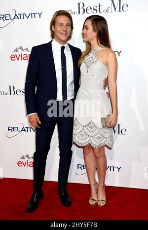 Luke Bracey und Liana Liberato nehmen an der Weltpremiere „The Best of Me“ im Regal Cinema, Los Angeles, Teil Stockfoto