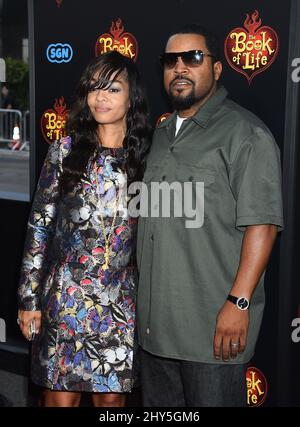 Ice Cube und Kimberly Woodruff kommen zur Premiere von Book of Life im Regal Cinema in Los Angeles. Stockfoto