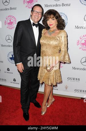 Joan Collins, Percy Gibson bei der Ankunft zum Carousel of Hope Ball im Beverly Hilton Hotel, Los Angeles. Stockfoto