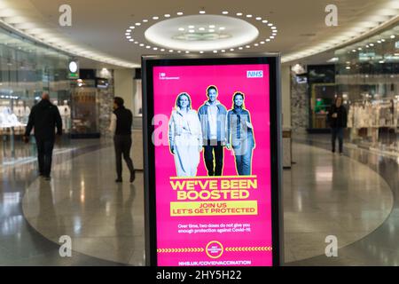 Das digitale Plakat der Regierung von NHS und HMS „We've been Boosted“ wurde in ganz London veröffentlicht, als alle Reisebeschränkungen von COVID-19 in Großbritannien beseitigt wurden Stockfoto