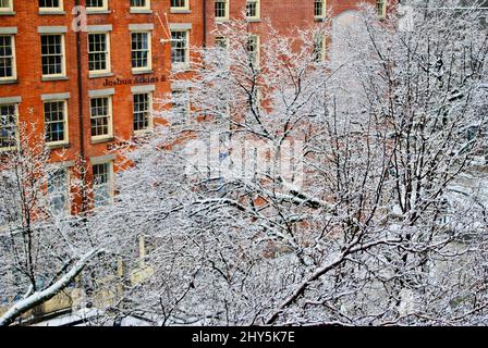 Alte Gebäude des Titanic Memorial Park in Downtown Manhattan nach dem Schneesturm, New York, NY, USA Stockfoto