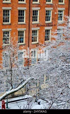 Alte Museumsgebäude im Titanic Memorial Park in Downtown Manhattan nach dem Schneesturm, New York, NY Stockfoto