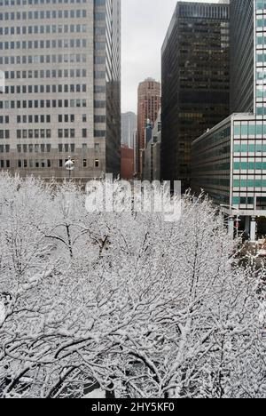 Der Titanic Memorial Park und die Wasserstraße in Downtown Manhattan nach dem Schneesturm, New York, NY Stockfoto