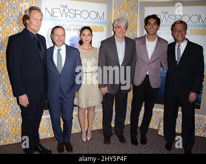 Jeff Daniels, Aaron Sorkin, Olivia Munn, Sam Waterston, Dev Patel, Alan Poul nimmt an der „The Newsroom“-Premiere der Saison 3 in Los Angeles Teil, die in der Directors Guild of America stattfand Stockfoto