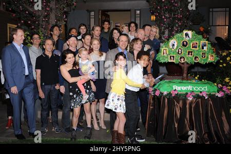 Peter Krause, Lauren Graham, Mae Whitman, Dax Shepard, Monica Po bei der 100. Episode of Parenthood in den Universal Studios in Hollywood, Kalifornien. Stockfoto