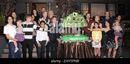 Peter Krause, Lauren Graham, Mae Whitman, Dax Shepard, Monica Po bei der 100. Episode of Parenthood in den Universal Studios in Hollywood, Kalifornien. Stockfoto