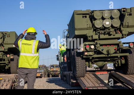 HIMARS wurde am 8. März 2022 nach Grafenwoehr geliefert. Die HIMARS sind Teil der 405. Army Field Support Brigade’s Army Prepositioned Stock-2. US Army Europe and Africa zeichnet APS-2 in Vorbereitung auf die Unterstützung von 3. Bataillon, 321. Field Artillery Regiment, 18. Field Artillery Brigade, Teil des US Army XVIII Airborne Corps in Fort Bragg, NC. Stockfoto