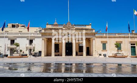 Schöne Aufnahme des Eingangs des Hauptwachgebäudes in Valletta, Malta Stockfoto