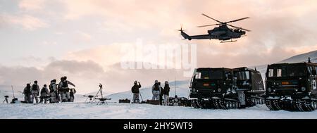 US-Marineinfanteristen, die an das Bataillon 3., das Marineregiment 6., die Marineregiment 2., angeschlossen sind, koordinieren die Nahluftunterstützung mit einer US-Marine-Corps Bell AH-1Z Viper, die dem Marine Light Attack Helicopter Squadron 269 (HMLA-269), 2. Marine Aircraft Wing, vor der Übung Cold Response 22 in Setermoen, Norwegen, 8. März 2022, zugewiesen wurde Übung Cold Response 22 ist eine alle zwei Jahre stattfindende norwegische nationale Bereitschafts- und Verteidigungsübung, die in ganz Norwegen stattfindet und an der jeder seiner Militärdienste, darunter 26 mit der Organisation des Nordatlantikvertrags (NATO) verbündete Nationen und regionale Partner, teilnehmen. (USA Marine Stockfoto