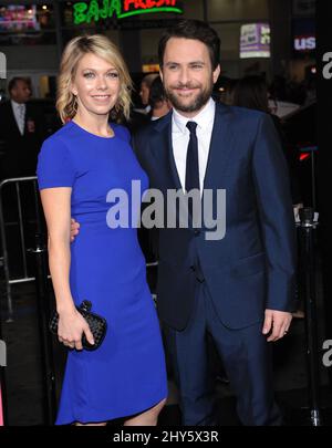 Charlie Day & Mary Elizabeth Ellis kommen zu den schrecklichen Bossen 2 Premiere im Chinese Theatre, Hollywood, Los Angeles. Stockfoto