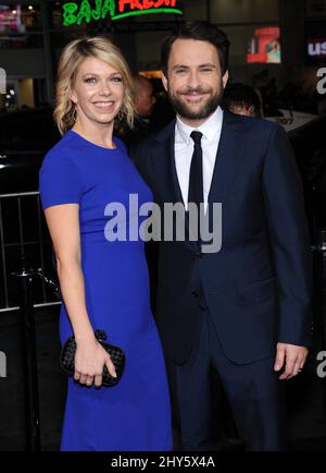 Charlie Day & Mary Elizabeth Ellis kommen zu den schrecklichen Bossen 2 Premiere im Chinese Theatre, Hollywood, Los Angeles. Stockfoto