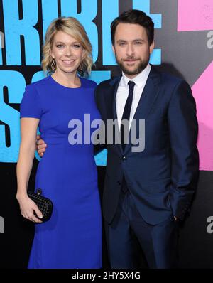 Charlie Day & Mary Elizabeth Ellis kommen zu den schrecklichen Bossen 2 Premiere im Chinese Theatre, Hollywood, Los Angeles. Stockfoto