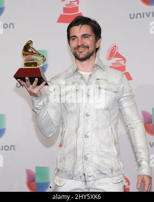 Juanes (Best Pop/Rock Album) im Pressesaal bei den jährlichen LATIN GRAMMY Awards 15. in der MGM Grand Garden Arena in Las Vegas, USA. Stockfoto