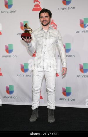 Juanes (Best Pop/Rock Album) im Pressesaal bei den jährlichen LATIN GRAMMY Awards 15. in der MGM Grand Garden Arena in Las Vegas, USA. Stockfoto