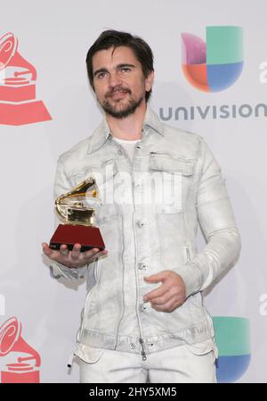 Juanes (Best Pop/Rock Album) im Pressesaal bei den jährlichen LATIN GRAMMY Awards 15. in der MGM Grand Garden Arena in Las Vegas, USA. Stockfoto