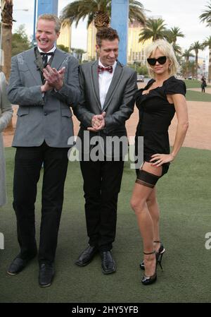 Dan Mathews, Jack Ryan, Pamela Anderson bei der schwulen Hochzeit von Dan Mathews und Jack Ryan von PETA in Las Vegas. Stockfoto