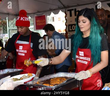 Kylie Jenner, Tyga während des Erntedankmahls für Obdachlose in der Mission von Los Angeles Stockfoto