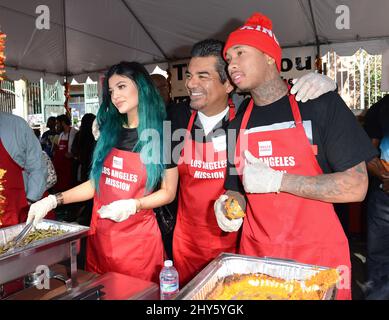 Kylie Jenner, Tyga während des Erntedankmahls für Obdachlose in der Mission von Los Angeles Stockfoto