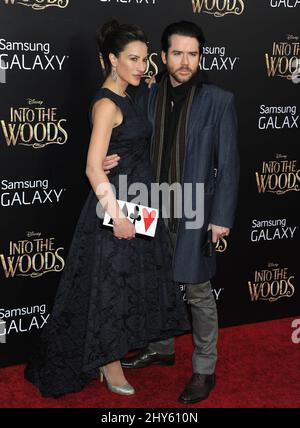 America Olivo & Christian Campbell bei der Weltpremiere „Into the Woods“ im Ziegfeld Theater in New York, USA. Stockfoto