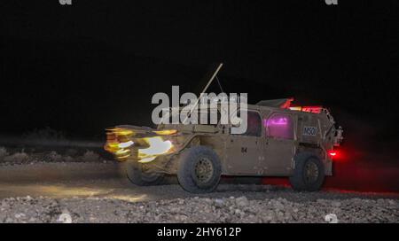 Green Berets manövrieren mit der 5. Special Forces Group (Airborne) am 11. März 2022 in der zweiten Runde der Mint 400 in der Nähe von Jean, Nevada, ein Bound Mobility Vehicle 1,1. Das jährliche Offroad-Rennen in der amerikanischen Wüste bietet Green Berets einen einzigartigen Veranstaltungsort, um ihre erprobteste Fernwüstenmobilität über 200 Meilen der Wüste von Nevada zu testen. (USA Armeefoto von Sgt. 1.-Klasse Iman Broady-Chin) Stockfoto