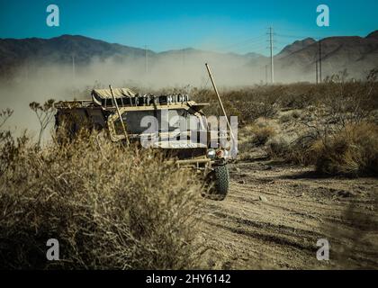 Green Berets manövrieren mit der 5. Special Forces Group (Airborne) am 11. März 2022 in der ersten Runde der Mint 400 in der Nähe von Jean, Nevada, ein Bound Mobility Vehicle 1,1. Das jährliche Offroad-Rennen in der amerikanischen Wüste bietet Green Berets einen einzigartigen Veranstaltungsort, um ihre erprobteste Fernwüstenmobilität über 200 Meilen der Wüste von Nevada zu testen. (USA Armeefoto von Sgt. 1.-Klasse Iman Broady-Chin) Stockfoto